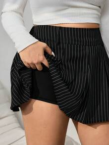 SHEIN EZwear 加大码黑白条纹迷你百褶裙，休闲百搭，适合返校季、春秋季穿着。 - 黑與白 - 查看 4