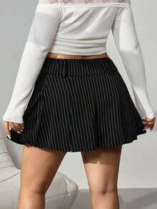 SHEIN EZwear 加大码黑白条纹迷你百褶裙，休闲百搭，适合返校季、春秋季穿着。 - 黑與白 - 查看 2