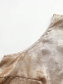 Femmeverse 大码女式金属质感弧形V领无袖时尚上衣 - 金色 - 查看 4