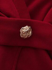 Franclia 女士两件套：V领立领长袖衬衫，袖口饰有细节，腰部收紧，金属纽扣点缀；高腰阔腿裤，前贴袋和腰带环，休闲时尚。