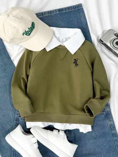 SHEIN Genkimix Kids 男童军绿色插肩袖圆领刺绣卫衣，休闲运动户外上衣，适合日常穿着，春秋时尚，秋冬季必备