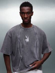 PLAYBOY X SUMWON Camiseta de cuello redondo de manga corta con ajuste holgado y pequeño logo impreso en el pecho para hombre, de algodón lavado con acabado relajado para uso diario en verano - Gris Oscuro - Ver 1