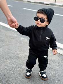 SHEIN 2pcs/Set Infant Toddler Unisex 0-3Y Casual Sports Dinosaur Print Black Long Sleeve Zip-Up Pullover Sweatshirt And Sweatpants Set, Baby Boy/Girl Athletic Outfit, Autumn/Winter/Spring Baby Tracksuit Black Baby Boy Clothes Baby Boy Sweatsuit Baby Boy Street Wear