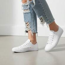 Tenis unisex tipo canvas para mujer, hombre diseño moderno y versátil; perfectos para un look urbano, casual y lleno de personalidad. Ideales para combinar con jeans, pantalones, shorts y vestidos, brindando comodidad, soporte y un toque creativo en tu día a día, escuela, trabajo, viajes y actividades al aire libre. Disponibles para expresar tu estilo único. - Blanco - Ver 2