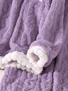 两件套女童休闲家居服，采用柔软提花面料，撞色领口/袖口/下摆，略宽松版型，时尚星形刺绣，适合秋冬居家穿着。 - 紫色 - 查看 4