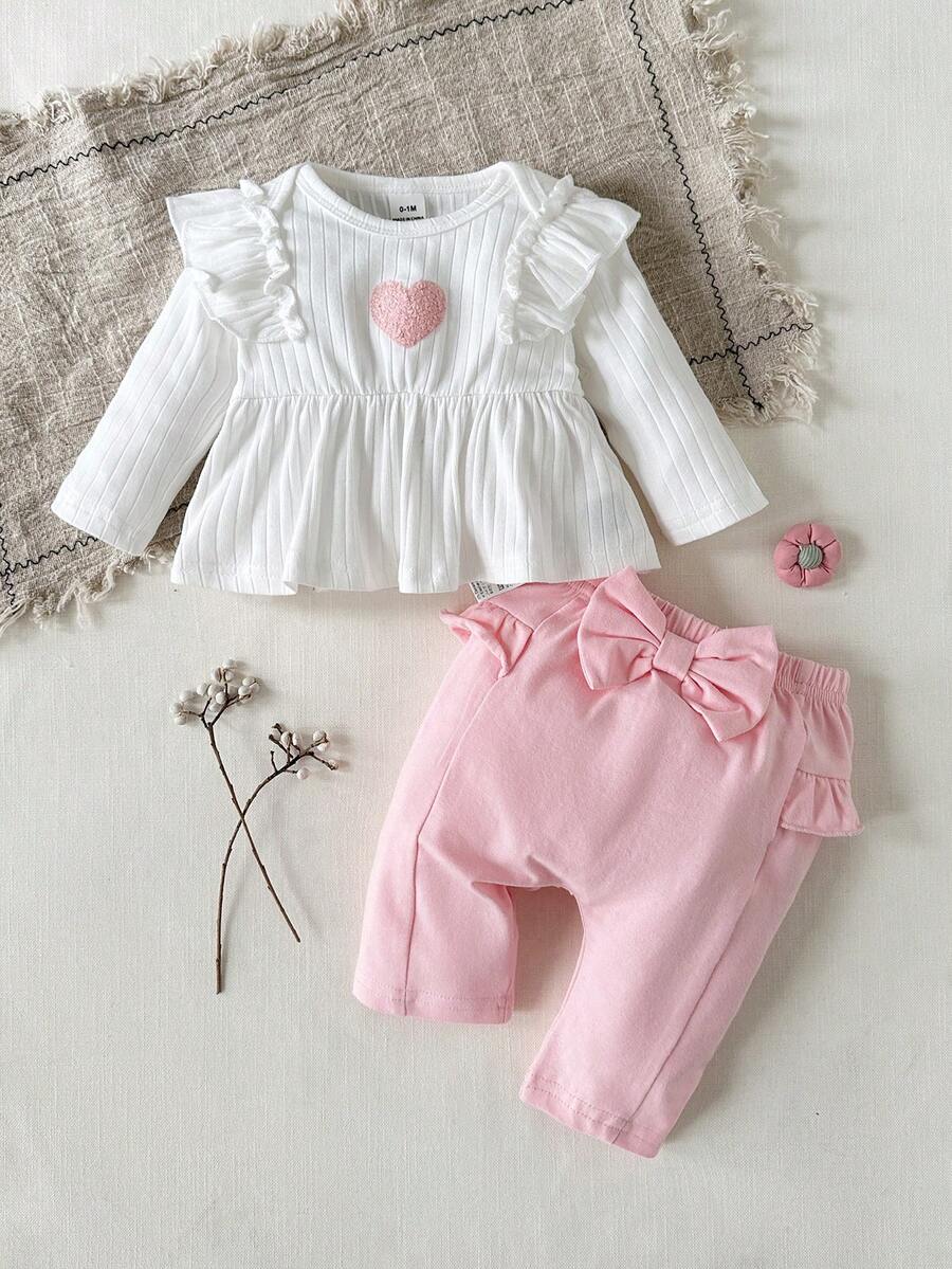 SHEIN Conjunto de top de manga larga con cuello de equipo y pantalones con cintura elástica y lazo rosa para bebé niña, con bordado de corazón acanalado. Cómodo para uso casual, en casa y juegos al aire libre en otoño/invierno