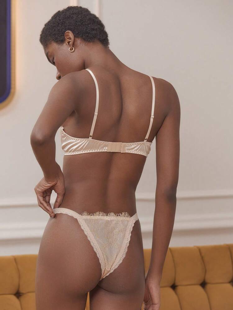 Set di lingerie coordinato composto da reggiseno con ferretto in pizzo dorato e raso, e slip abbinato, carino e sexy, stile vintage natalizio