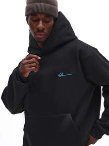 SUMWON 男士黑色套头连帽衫，背面饰有蓝色渐变印花，中间设有口袋，适合休闲冬季穿着。 - 黑色 - 查看 5