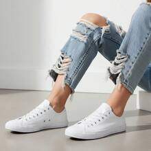 Tenis unisex tipo canvas para mujer, hombre diseño moderno y versátil; perfectos para un look urbano, casual y lleno de personalidad. Ideales para combinar con jeans, pantalones, shorts y vestidos, brindando comodidad, soporte y un toque creativo en tu día a día, escuela, trabajo, viajes y actividades al aire libre. Disponibles para expresar tu estilo único. - Blanco - Ver 3