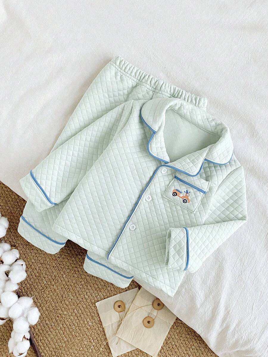 2 piezas Conjunto de ropa de otoño/invierno para bebé niño, Cárdigan de bolsillo verde claro con bordado de coche de dibujos animados y pantalones largos, Conjunto de pijama acolchado de tela de punto suave para bebé niño - Verde - Ver 1