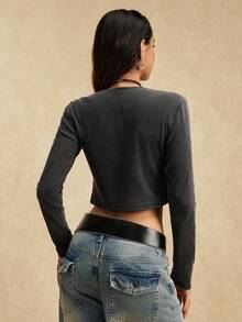 Easelle Áo thun bodycon cổ tròn tay dài thiết kế hở vai đan đen dành cho nữ - màu đen - Xem 2