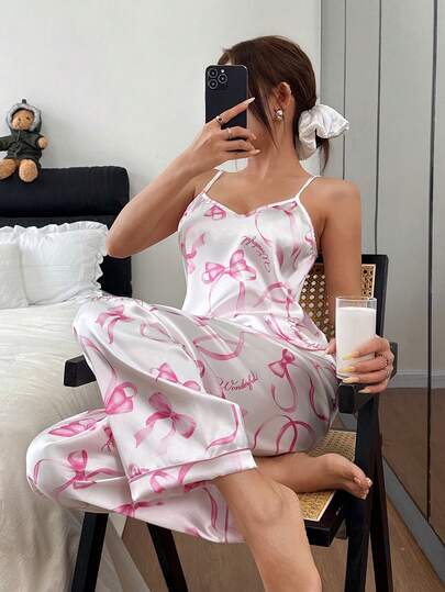 SHEIN Conjunto de pijama de camiseta y pantalones de seda sintética con estampado de lazo, color rosa
