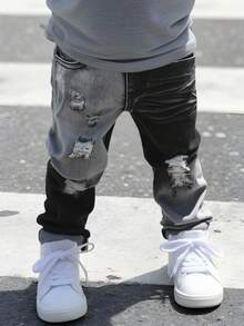 SHEIN Bolty Young Boy 复古都市街头做旧破洞渐变水洗黑色牛仔裤，秋冬休闲百搭日常穿搭及街头服饰，圣诞节、新年、感恩节、毕业季等场合皆宜，尽显时尚风采。 - 黑色 - 查看 6