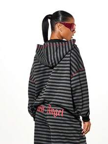 SUMWON WOMEN Áo hoodie kẻ sọc cỡ lớn Boxy Fit có khóa kéo toàn bộ với họa tiết phông chữ Gothic và chi tiết viền tương phản - màu đen - Xem 2