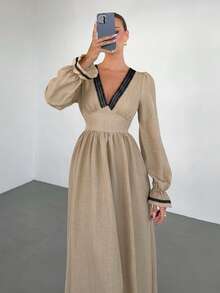 Siren Gaze 女士撞色蕾丝V领长袖优雅连衣裙 - 杏色 - 查看 3