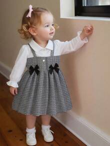 SHEIN Playful Pals 女婴领泡泡袖二合一A字裙。经典A字廓形，适合各种体型的宝宝。独特的领口设计增添一丝半正式感，巧妙的泡泡袖设计则甜美俏皮。二合一设计营造视觉深度。无论居家还是休闲，这款连衣裙都能展现宝宝活泼可爱的天性。