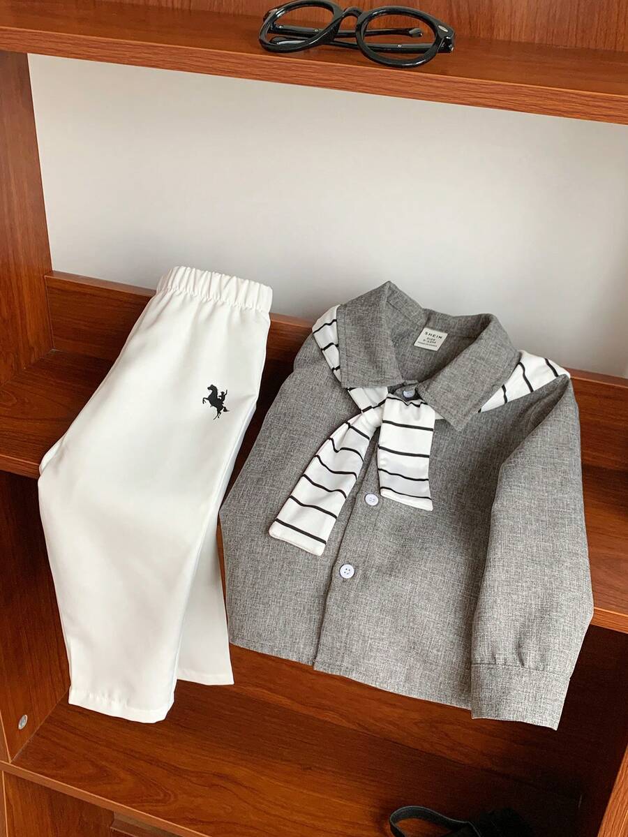 SHEIN 男婴三件套服装 - 灰色长袖衬衫、条纹披肩和白色裤子,舒适休闲时尚优雅复古风格,适合室内、室外、日常、运动、派对、拍照、节日、圣诞节、新年、优雅场合、婚礼宾客、花童、戒指童、婚礼、迎婴派对、满月、洗礼、一周岁生日等。 - 灰色 - 查看 1