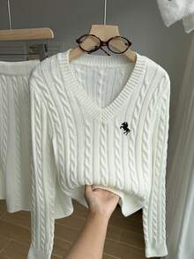 SHEIN Sparklyn مجموعة كنزة صوفية للبنات المراهقات، تصميم بسيط بياقة على شكل حرف V، نسيج مضفر، مطرز بنقشة حصان، أكمام مضبوطة، مقترنة بتنورة مصغرة منسدلة مطابقة، طراز رياضي كاجوال، قماش ناعم وسلس، مناسب للارتداء اليومي، المدرسة، الخارج، الحفلات في فصلي الربيع والخريف - لون مشمشي - مشاهدة 4