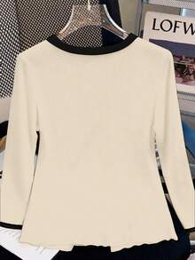 GlowEve CURVE Figurbetontes Crop-Top in Große Größen für Frauen mit Metallknöpfen und Pailletten-Schleifen-Dekor an den Ärmeln, Rundhalsausschnitt, geeignet für Frühling/Herbst, mit goldfarbenen floralen Knöpfen verziert, für den täglichen Gebrauch geeignet, romantisch-retro-akademisch - Aprikosenfarben - Übersicht 2