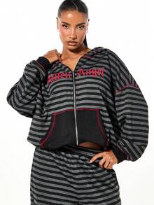 SUMWON WOMEN Áo hoodie kẻ sọc cỡ lớn Boxy Fit có khóa kéo toàn bộ với họa tiết phông chữ Gothic và chi tiết viền tương phản - màu đen - Xem 6