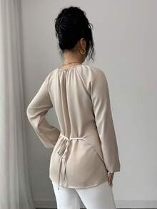 SHEIN Elenzya 女士优雅缎面串珠镂空交叉腰部修身长袖衬衫，精致秋冬上衣 - 卡其色 - 查看 2