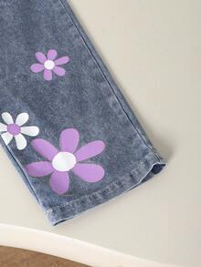 Sparklyn 这款女童可爱碎花卫衣套装适合春、秋、冬三季以及开学季穿着。针织卫衣饰有黄色碎花图案，罗纹袖口、领口和下摆，长袖设计，搭配黄白碎花蓝色牛仔裤，两件套，适合女孩日常穿着，可爱又优雅，适合上学、外出、聚会等场合。 - 紫色 - 查看 6