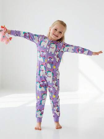 Flickjumpsuit med långa ärmar och byxor, lila enhörnings- och stjärnmönster, färgglad och lekfull, dragkedja fram, stretchigt stickat tyg, söta och drömmiga loungewear