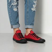 Tenis unisex tipo canvas para mujer, hombre diseño moderno y versátil; perfectos para un look urbano, casual y lleno de personalidad. Ideales para combinar con jeans, pantalones, shorts y vestidos, brindando comodidad, soporte y un toque creativo en tu día a día, escuela, trabajo, viajes y actividades al aire libre. Disponibles para expresar tu estilo único. - Rojo - Ver 2