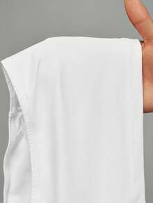 Slaydiva مجموعة بنطلون وكروب توب من قطعتين للنساء، تتكون من: كروب توب أكتاف بارزة ضيق من قماش مضفر وردي مع طباعة حرفية وفواكه كرز، مقترن مع بنطلون ضيق بخصر مطاطي وربطة حبل أحمر بطبعة الكرز، بأسلوب بوهيمي عصري مناسب للحفلات والشاطئ والأعياد، موديل ربيع/صيف 2025