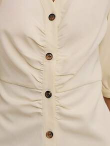 Nöista 这款优雅的中长连衣裙以其挺括的廓形和纽扣细节，打造出精致的正式造型。无论是春假聚会、叠穿搭配，还是生日派对等场合，它都是完美之选。这款优雅的连衣裙与靴子或高跟鞋都能完美搭配，打造出精致的春假造型。 - 米色 - 查看 7