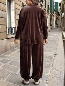 Comfylo Damen Große Größen Einfarbiger Langarm Cardigan Sweatshirt & Hose mit Verjüngtem Bein; Samt Hemdkragen Reißverschluss Cardigan + Lose Samt Tunnelzugbund Hose, Lässig, Ausgehend und Elegant Stil, mit kontrastierendem blauem Webband an der Seite, Zweiteiler. Damen Große Größen Lässig Zweiteiler: Brauner Samt Oberteil und Braune Hose; Modischer Brauner Zweiteiler - Braun - Übersicht 6