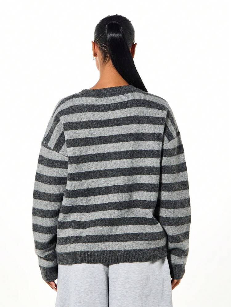 SUMWON Oversized gestreifter Strick-Pullover mit langen Ärmeln und grafischem Logo-Detail, lässiges Layering-Teil für Herbst und Winter