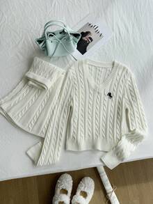 SHEIN Sparklyn مجموعة كنزة صوفية للبنات المراهقات، تصميم بسيط بياقة على شكل حرف V، نسيج مضفر، مطرز بنقشة حصان، أكمام مضبوطة، مقترنة بتنورة مصغرة منسدلة مطابقة، طراز رياضي كاجوال، قماش ناعم وسلس، مناسب للارتداء اليومي، المدرسة، الخارج، الحفلات في فصلي الربيع والخريف - لون مشمشي - مشاهدة 7