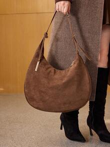 MOTF PREMIUM 女士麂皮极简新月形手提包，配精致金属吊坠，浓缩咖啡棕色 - 咖啡棕 - 查看 1