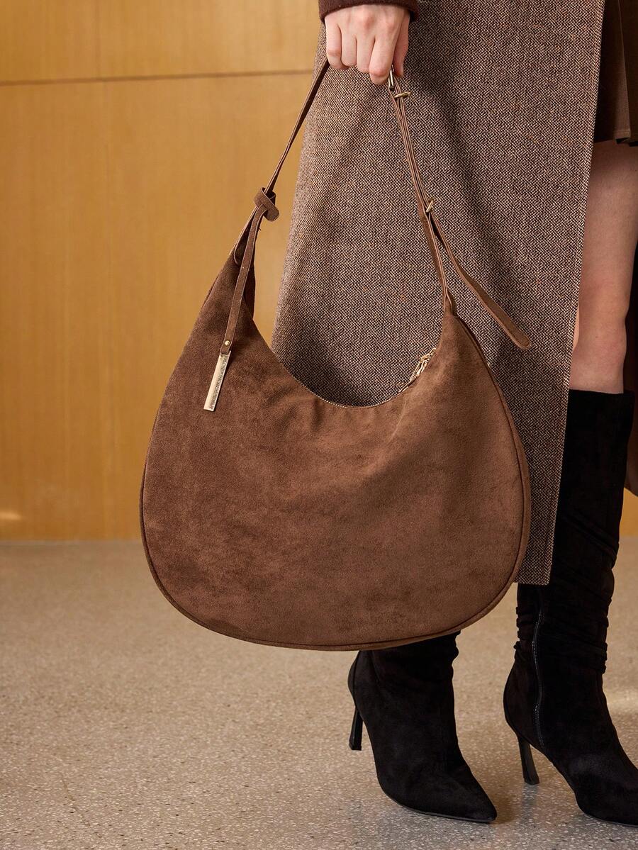 MOTF PREMIUM 女士麂皮极简新月形手提包，配精致金属吊坠，浓缩咖啡棕色 - 咖啡棕 - 查看 1