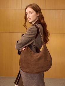 MOTF PREMIUM 女士麂皮极简新月形手提包，配精致金属吊坠，浓缩咖啡棕色 - 咖啡棕 - 查看 7