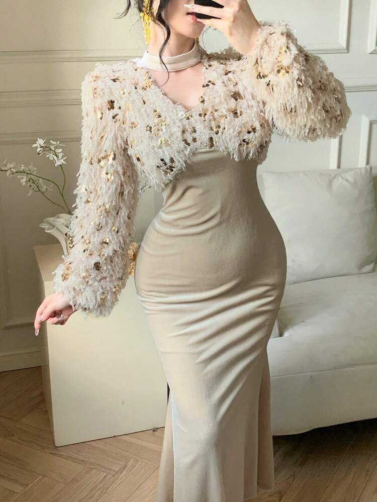 DAZY فستان ماكسي أنيق بتصميم ذيل حورية البحر مع رقع من الترتر والفرو الاصطناعي وياقة على شكل حرف V - لون مشمشي - مشاهدة 8
