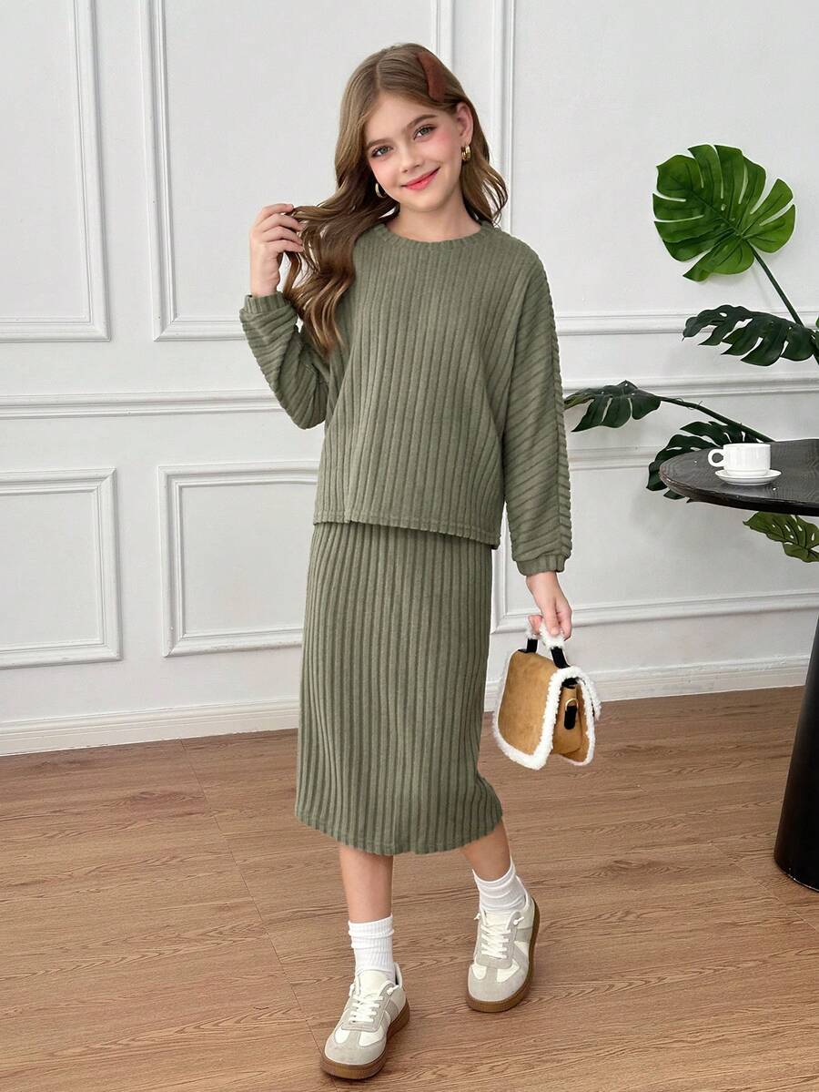 SHEIN SHIEN 女童蝙蝠袖针织罗纹露脐上衣和中长裙两件套，休闲日常穿着，适合秋冬季节和休闲场合 - 軍綠色 - 查看 1