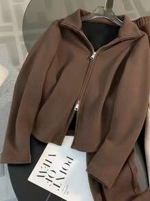 Franclia Bộ đồ thể thao thường ngày mới thu đông 2025 dành cho nữ, áo hoodie lông cừu đơn giản có khóa kéo thời trang và quần ống rộng 2 món - màu nâu - Xem 3