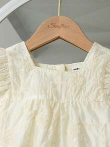 SHEIN 2件套女婴0-3岁春夏优雅甜美3D立体花卉提花领衬衫短裤套装 - 米色 - 查看 5