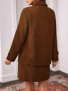 SHEIN LilyWest Bộ đồ nhung kẻ hai tông màu cổ điển thu đông dành cho nữ 2 món: Áo khoác cài nút cổ áo sơ mi tay dài có viền kim loại ở eo, chân váy ngắn cài nút và gấu thẳng - màu nâu - Xem 2