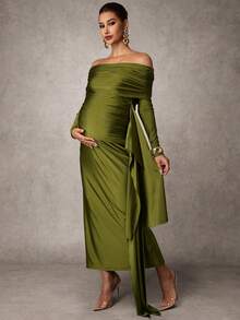 MaterniChic Elegancka sukienka ciążowa na imprezę, jednokolorowa, marszczona, z odkrytymi ramionami i rozcięciem na boku - Zielony - Zobacz 1