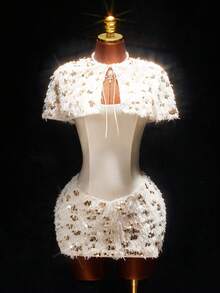 Amplova 女士亮片设计毛绒披肩上衣和无肩带连衣裙魅力时尚套装 - 杏色 - 查看 4