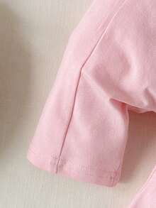 SHEIN Conjunto de top de manga larga con cuello de equipo y pantalones con cintura elástica y lazo rosa para bebé niña, con bordado de corazón acanalado. Cómodo para uso casual, en casa y juegos al aire libre en otoño/invierno