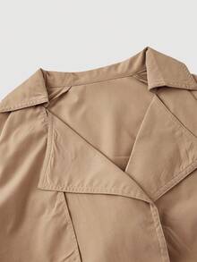 SHEIN MOD Áo khoác trench coat ngắn màu kaki cổ điển với thiết kế bất đối xứng và thắt lưng, phong cách học sinh, thập niên 70, giản dị, thoải mái, đi làm, phong cách quý tộc, lý tưởng cho trang phục đi học, giảng dạy và công sở Áo khoác lửng nữ Áo khoác trench coat ngắn Áo khoác buộc eo Áo khoác ngoài nữ Áo khoác nhẹ cho nữ, trở lại trường, giáo viên, đi chơi cho nữ, trang phục công sở thường ngày cho nữ, văn phòng, hòa nhạc đồng quê vào mùa thu/đông - Màu Khaki - Xem 3