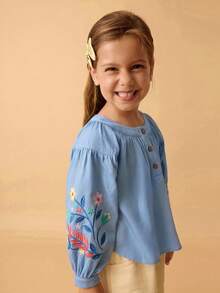 Maija Kids Maija Kids 涤纶喇叭袖衬衫，七分袖，饰有花卉图案，适合年轻女孩穿着。这款衬衫款式多样，包括女童上衣、刺绣衬衫等，适合秋冬季穿着。 - 藍色 - 查看 7