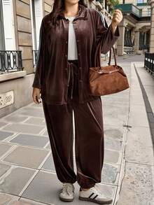 Comfylo Damen Große Größen Einfarbiger Langarm Cardigan Sweatshirt & Hose mit Verjüngtem Bein; Samt Hemdkragen Reißverschluss Cardigan + Lose Samt Tunnelzugbund Hose, Lässig, Ausgehend und Elegant Stil, mit kontrastierendem blauem Webband an der Seite, Zweiteiler. Damen Große Größen Lässig Zweiteiler: Brauner Samt Oberteil und Braune Hose; Modischer Brauner Zweiteiler - Braun - Übersicht 7