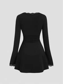 Sweetra 法式优雅复古浪漫通勤修身方领蕾丝拼接喇叭袖长袖迷你连衣裙，秋冬款 - 黑色 - 查看 2