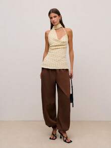 Nöista 优雅的吊带上衣，饰有精致的波点图案和围巾式领口。柔和的色调增添了精致感，非常适合春假叠穿、生日派对或优雅聚会。 - 米色 - 查看 6