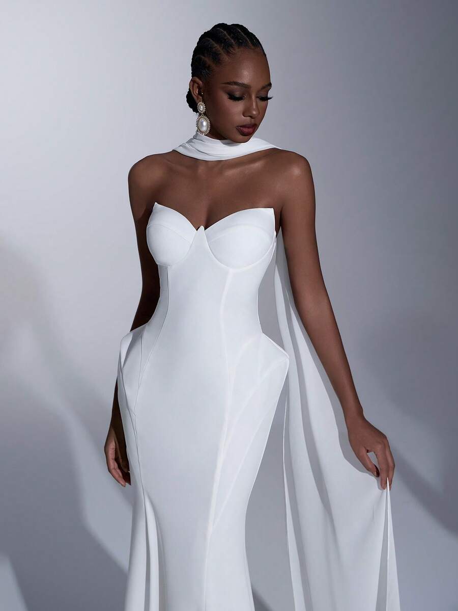 Elitara 优雅奢华的白色缎面雪纺不对称领口鱼尾裙，配可拆卸披肩，适合正式场合和婚礼。 - 白色 - 查看 1